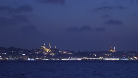Nachtansicht-Des-Goldenen-Horns-Und-Der-Moscheen.-Istanbul,-Stadt-Der-Türkei.